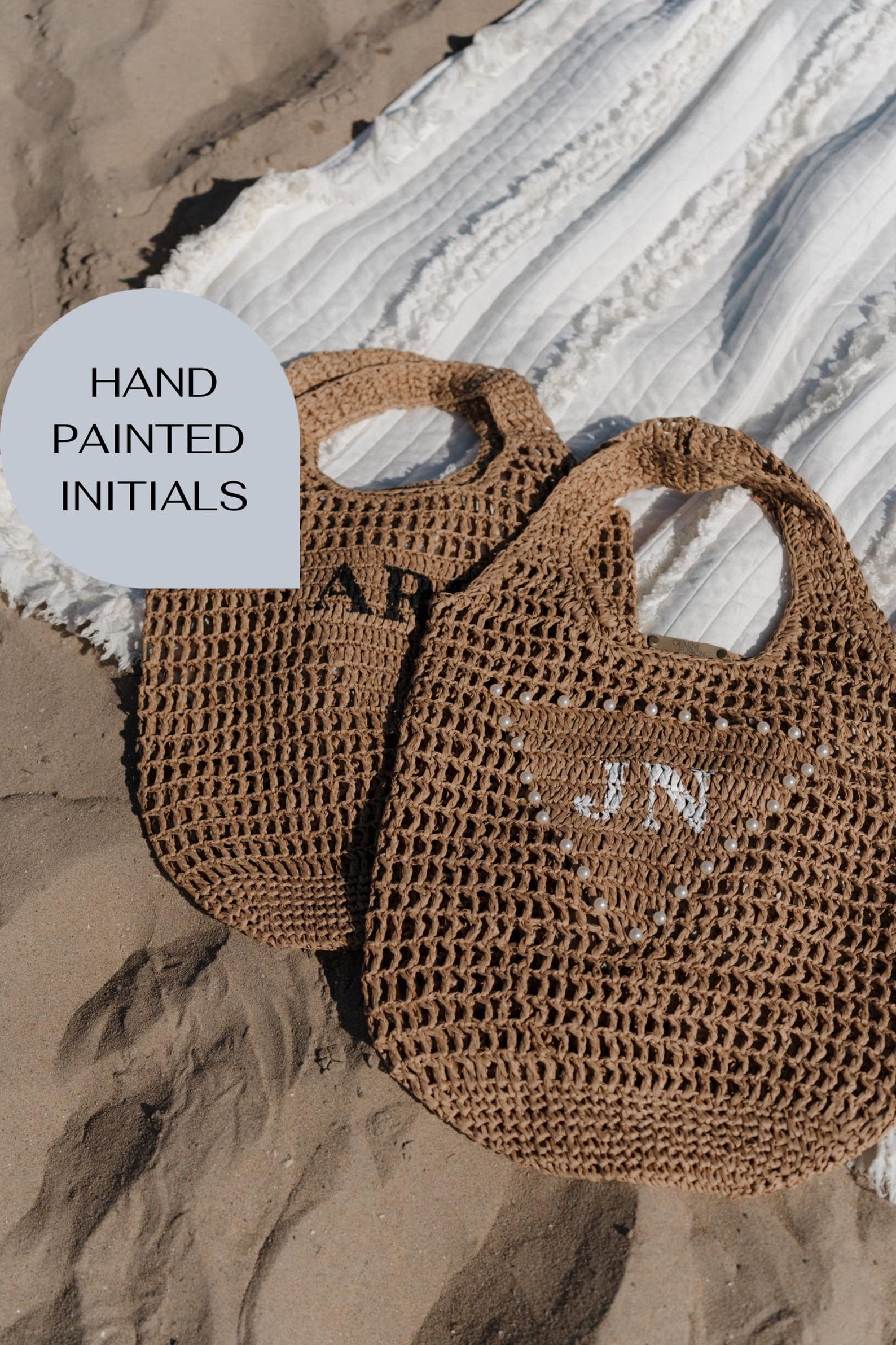 Customizable raffia tote bag featuring initials, ideal for summer outings and as a bridesmaid gift.