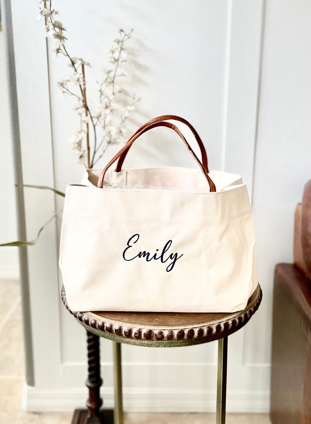 Provides customizable canvas tote bags with names or initials, suitable for bridal party gifts.